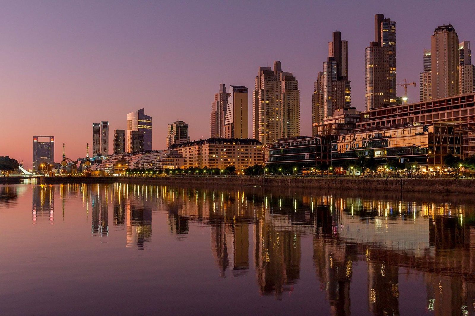 Puerto Madero 码头夜景,布宜诺斯艾利斯最新的商务与居住区